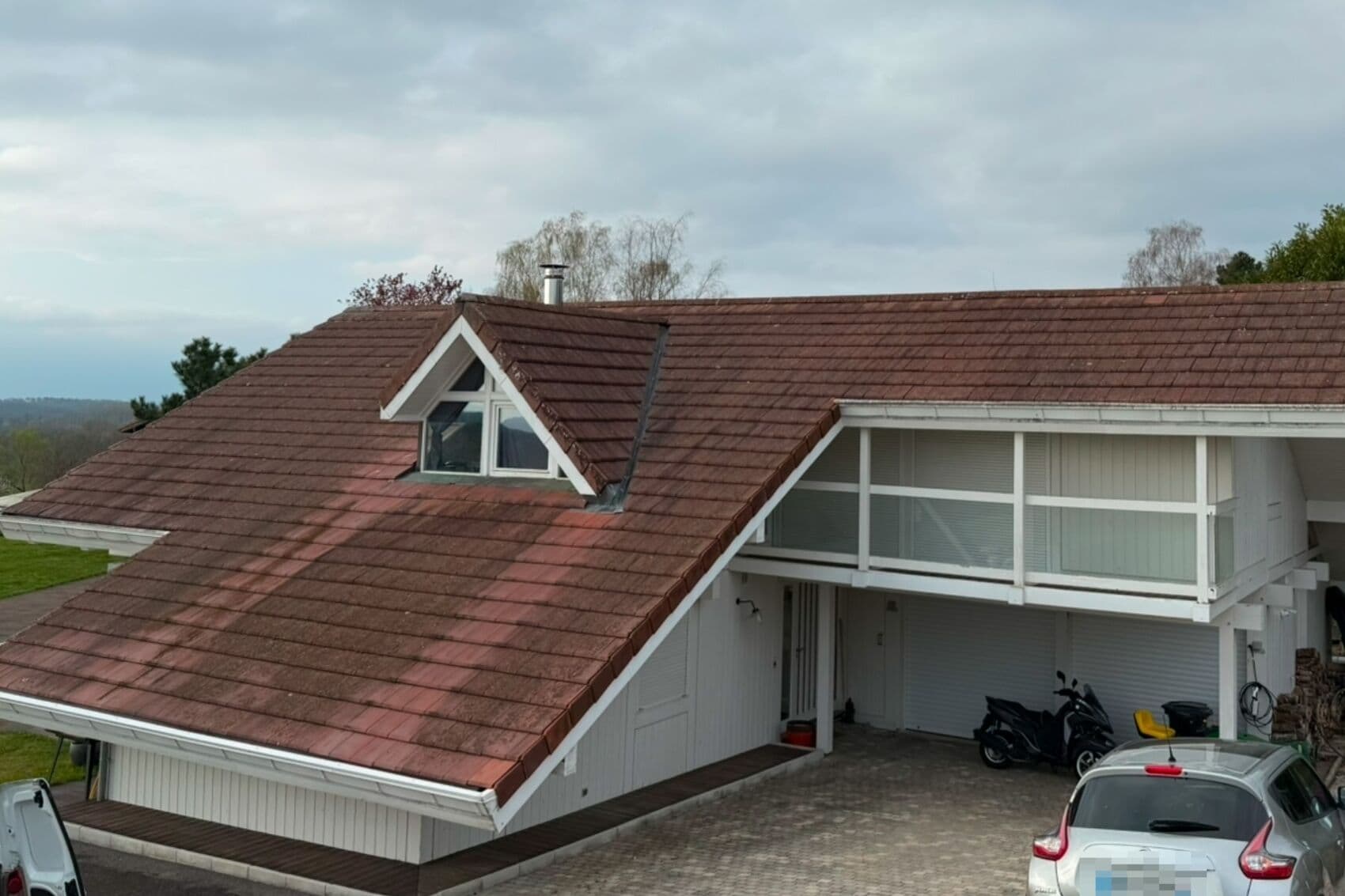 Toiture en tuile terre cuite d'une maison du Pays de Gex démoussée par PROUX — avant