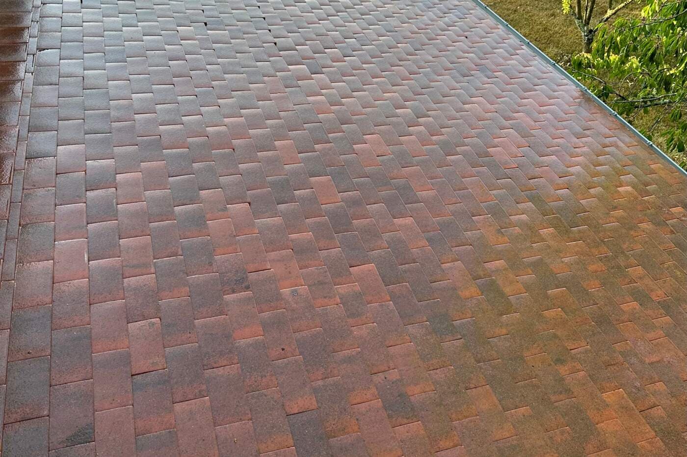 Toiture en tuile béton démoussée par PROUX — après