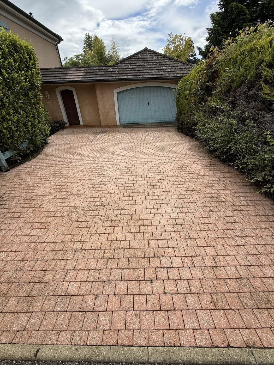Allée de garage en pavés nettoyée par PROUX