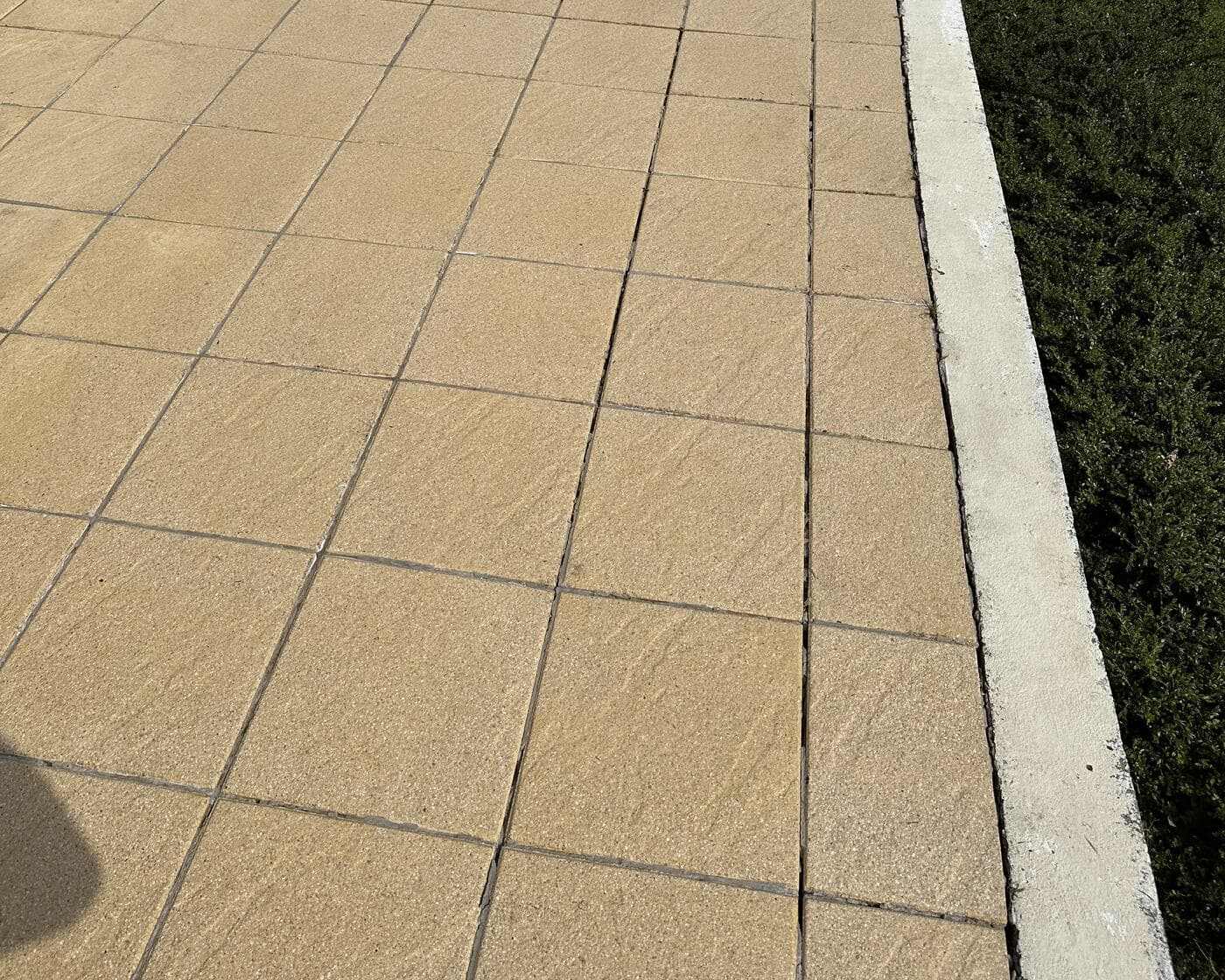 Terrasse en dalles le long d'une maison, nettoyée par PROUX