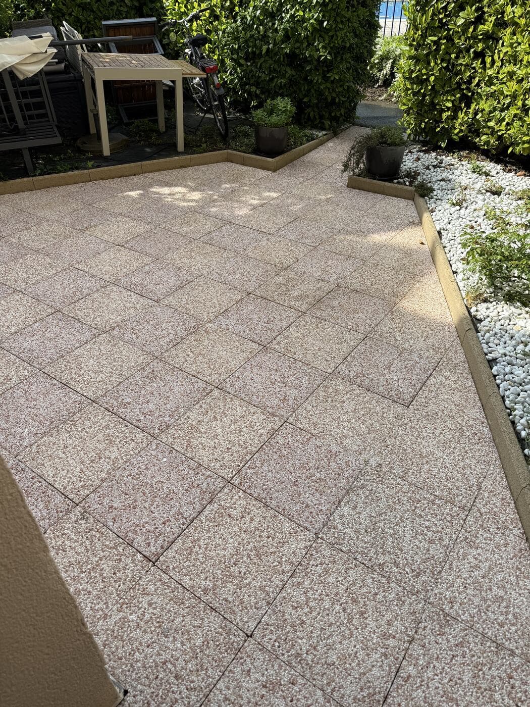 Terrasse en dalles gravillonnées nettoyée et protégée par PROUX