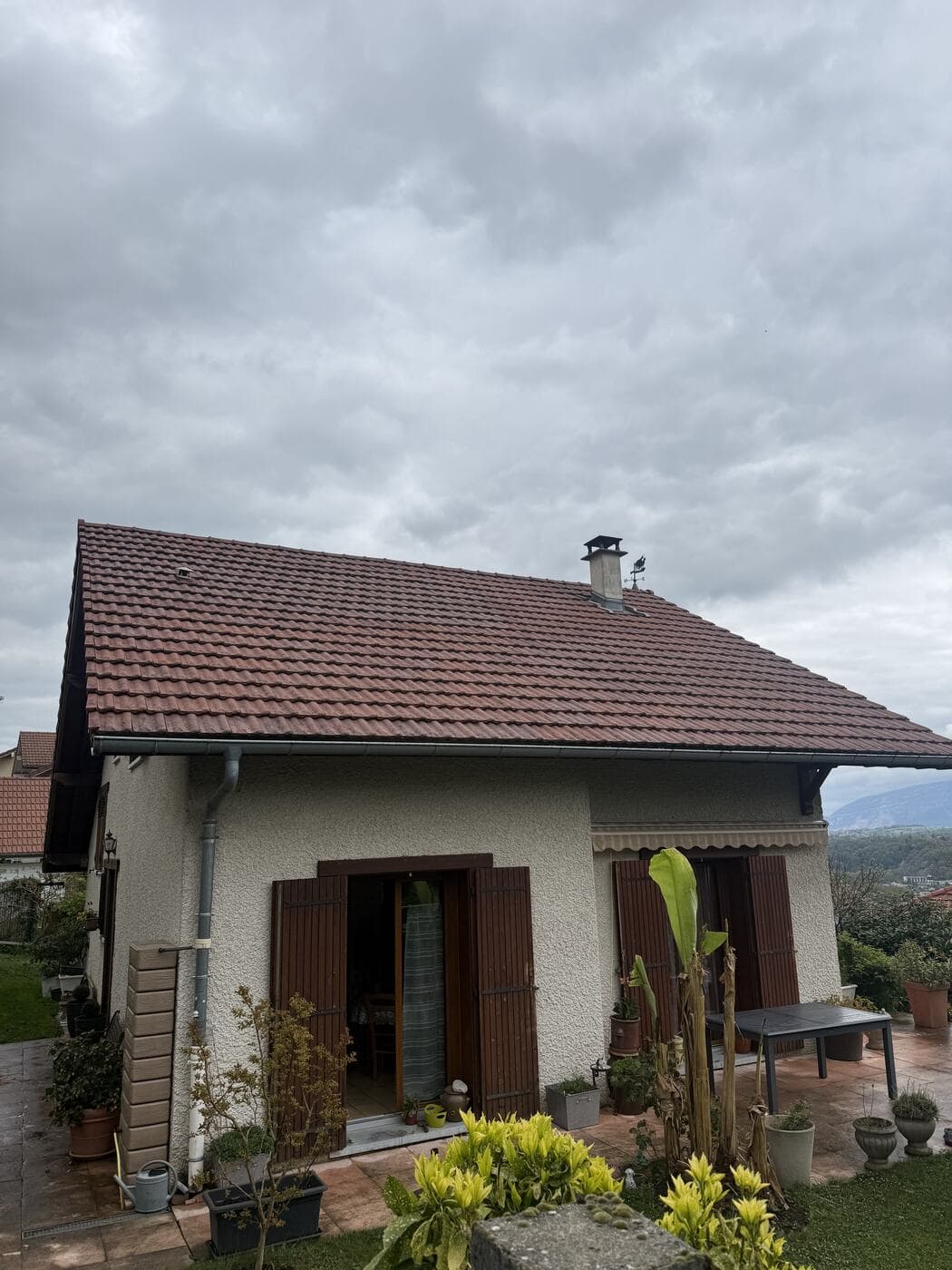 Maison individuelle dont la toiture en tuile a été démoussée par PROUX