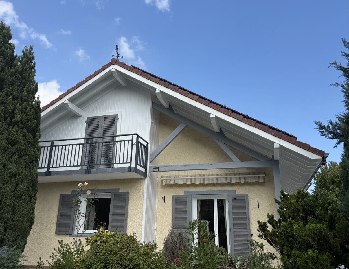 Façade d'un chalet dont le pignon et les boiseries ont été repeints par PROUX