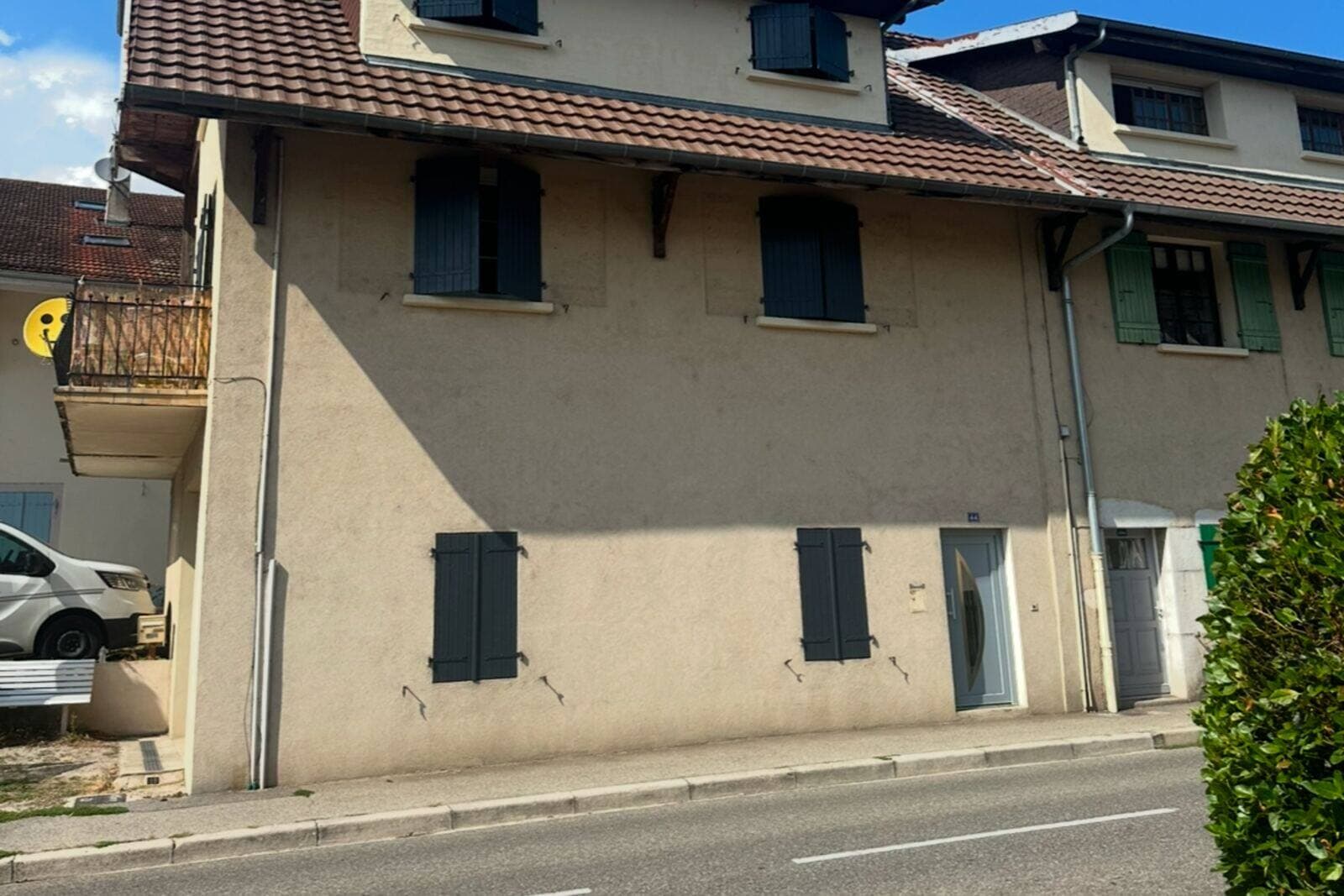 Façade de maison nettoyée et boiseries repeintes par PROUX