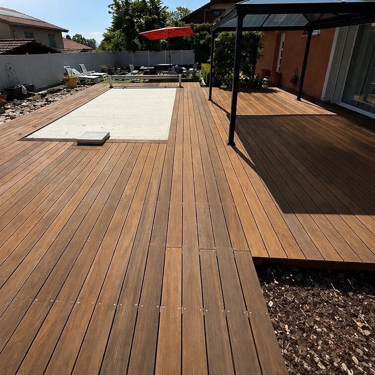 Terrasse en bois autour d'une piscine, dégrisée et saturée par PROUX