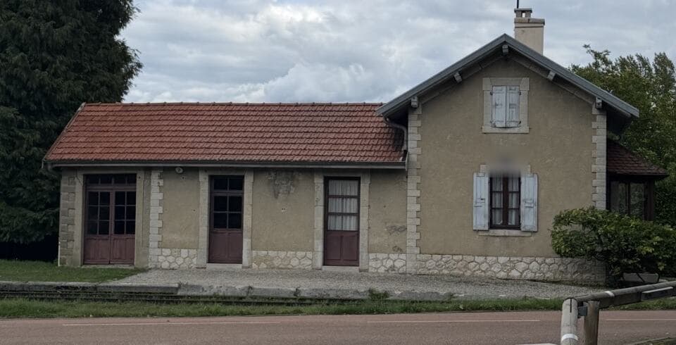 Maison ancienne en pierre dont la toiture en tuile a été nettoyée par PROUX