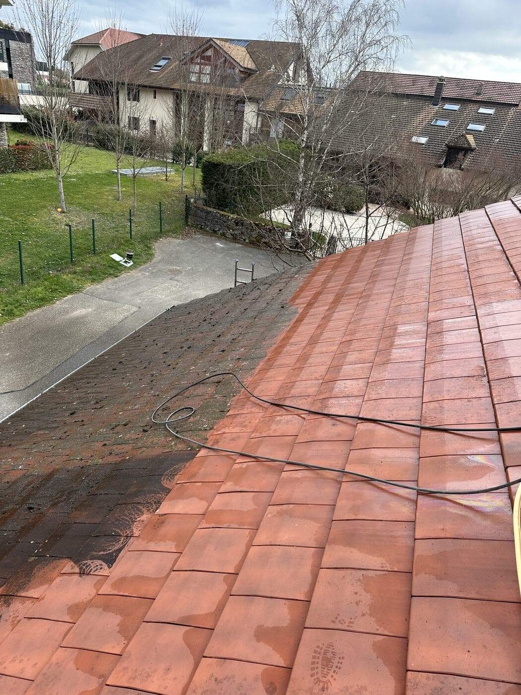 Toiture en tuile terre cuite en cours de rinçage par PROUX