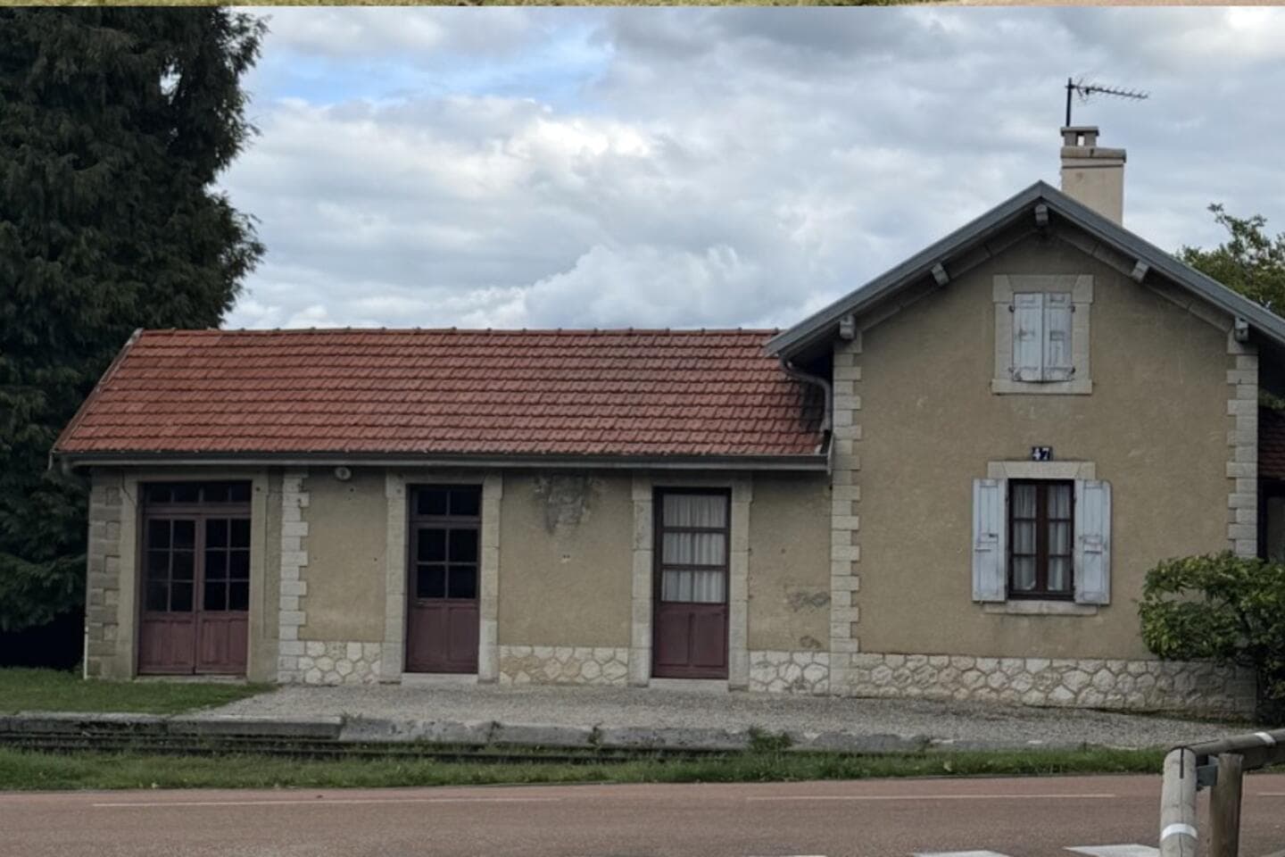 Façade en pierre et enduit d’une maison ancienne nettoyée par PROUX