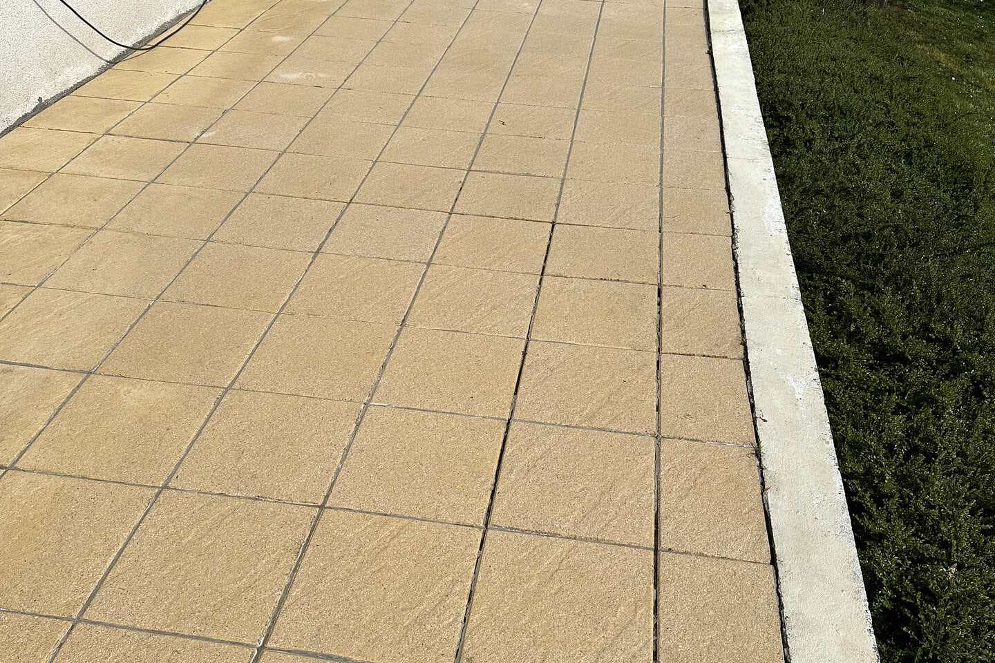 Terrasse en dalles nettoyée par PROUX, teinte d’origine retrouvée