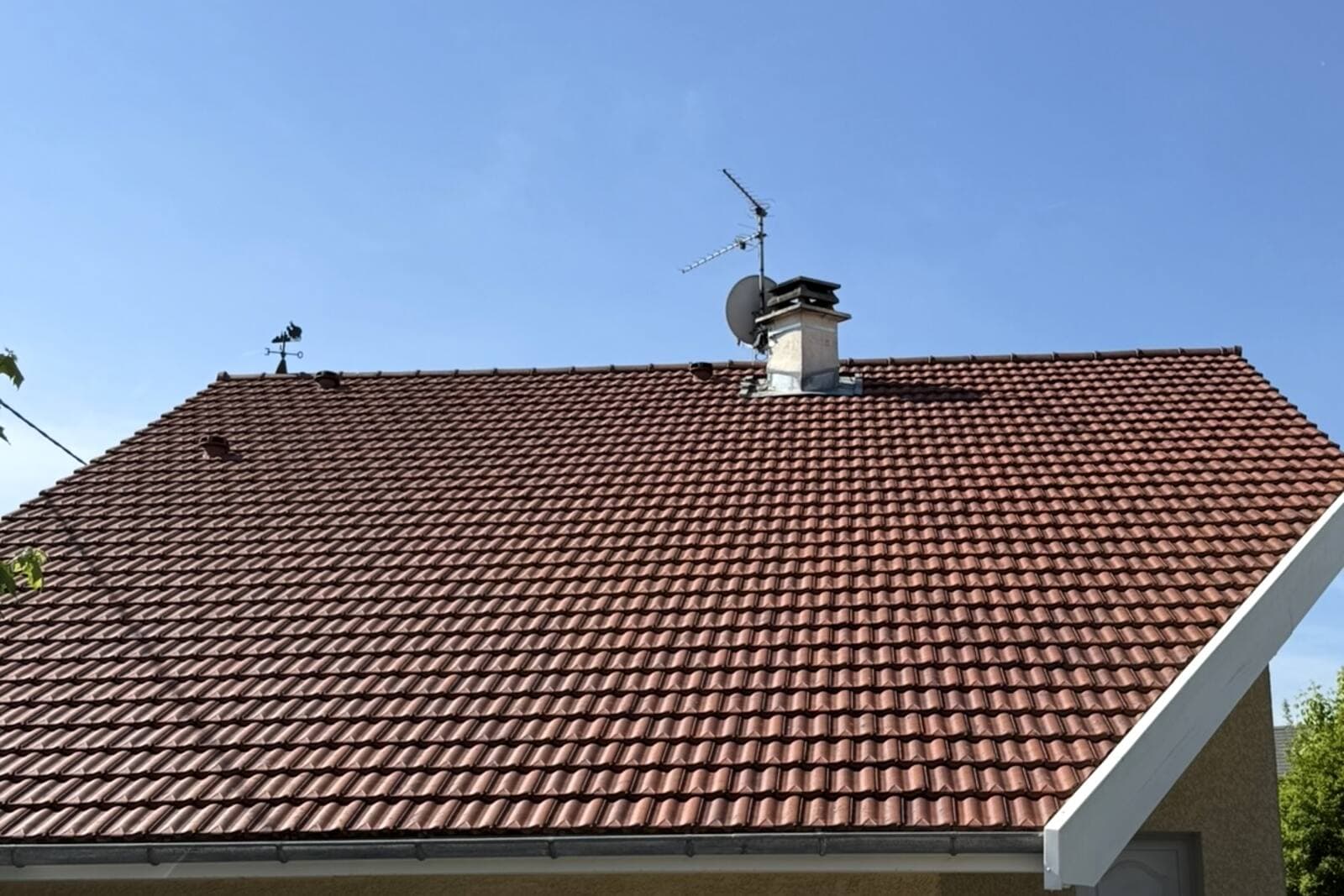 Toiture en tuile et sa gouttière entretenues par PROUX